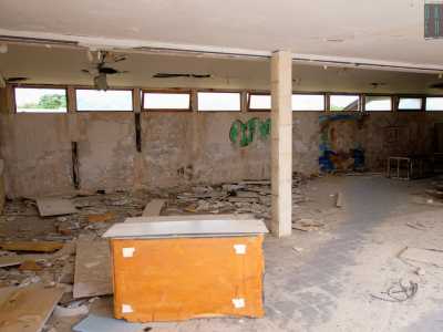 ... e sul pavimento ci sono solo macerie con i tavoli in legno ridotti a brandelli